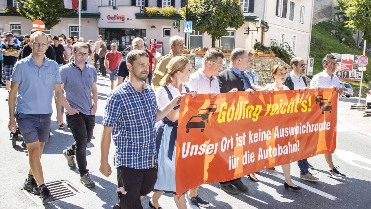 In einer überparteilichen Protestaktion sperrten die Gollinger am Sonntag um 13 Uhr kurzfristig das Ortszentrum 