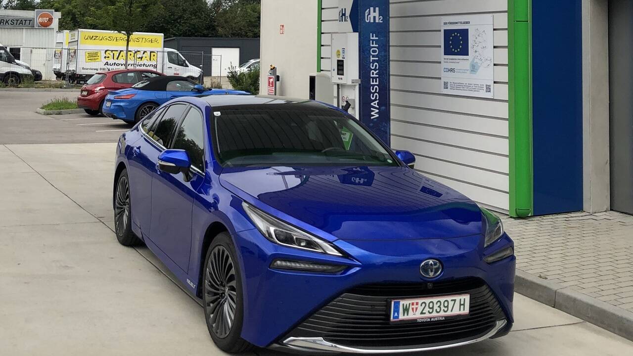 Gestrandet an der Münchner Wasserstoff-Tanksäule: der „Blauwal“ Toyota Mirai im SN-Praxistest. 