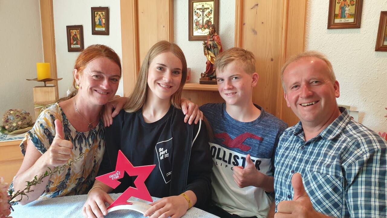 Mutter Alexandra, Weltmeisterin Rosalie, Bruder Andreas und Vater Josef Laimer kurz nach der Heimkehr.  