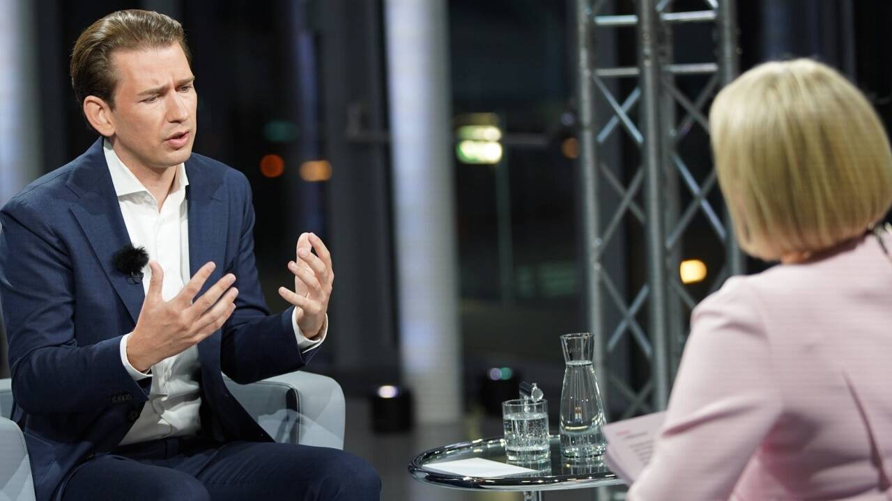 Kanzler Kurz im Gespräch mit Lou Lorenz-Dittlbacher. 