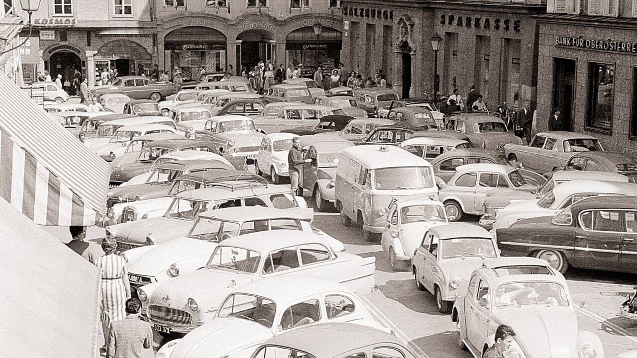 Hauptsache man hatte eines: Das Auto wurde in den 1950ern zum Statussymbol. Alter Markt, 1961.  