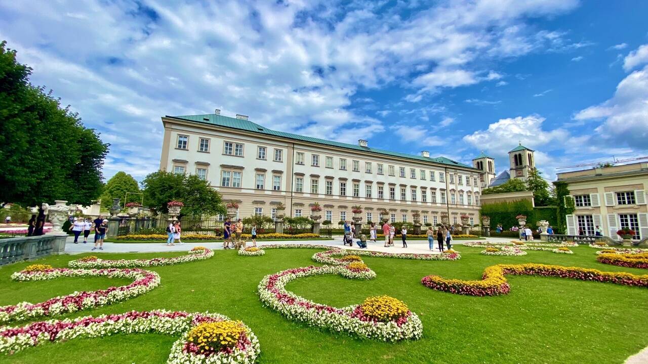 Prachtvolle, bunte Blumen, so weit das Auge reicht, und leuchtend grüner Rasen – der Mirabellgarten beeindruckt mit seiner Gestaltung. Prachtvolle, bunte Blumen, so weit das Auge reicht, und leuchtend grüner Rasen – der Mirabellgarten beeindruckt mit seiner Gestaltung.