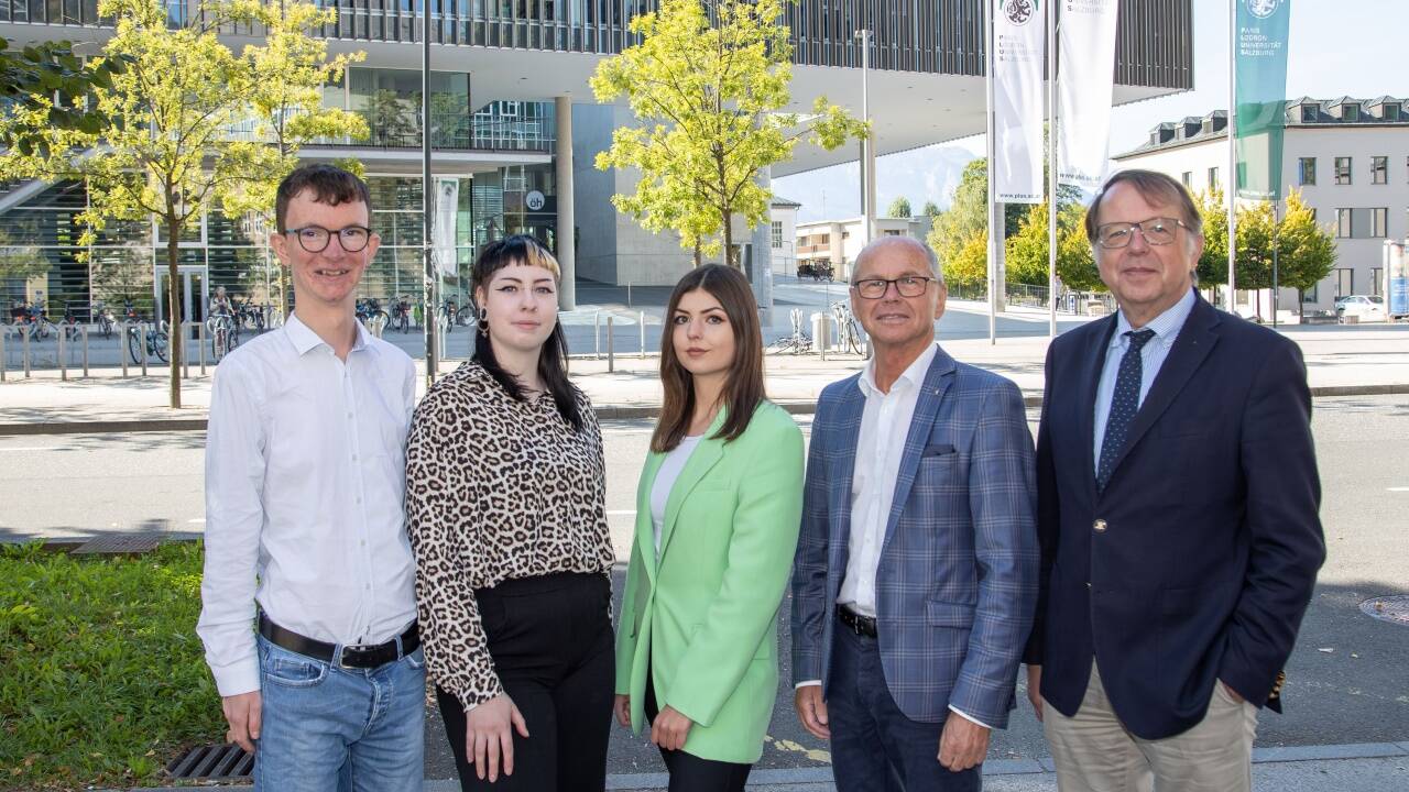 Manuel Gruber, 2. stellvertretender Vorsitzender ÖH Uni Salzburg, Laura Reppmann, Vorsitzende ÖH Uni Salzburg, Lara Simonitsch, 1. stellvertretende Vorsitzende ÖH Uni Salzburg, Landeshauptmann-Stellvertreter Christian Stöckl und Hendrik Lehnert, Rektor Universität Salzburg, vor Unipark Nonntal. 