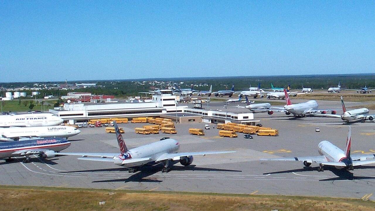 Dicht an dicht standen die Großraumjets auf dem kleinen Provinzflughafen. Eine Kleinstadt geriet durch 9/11 in den Ausnahmezustand.  