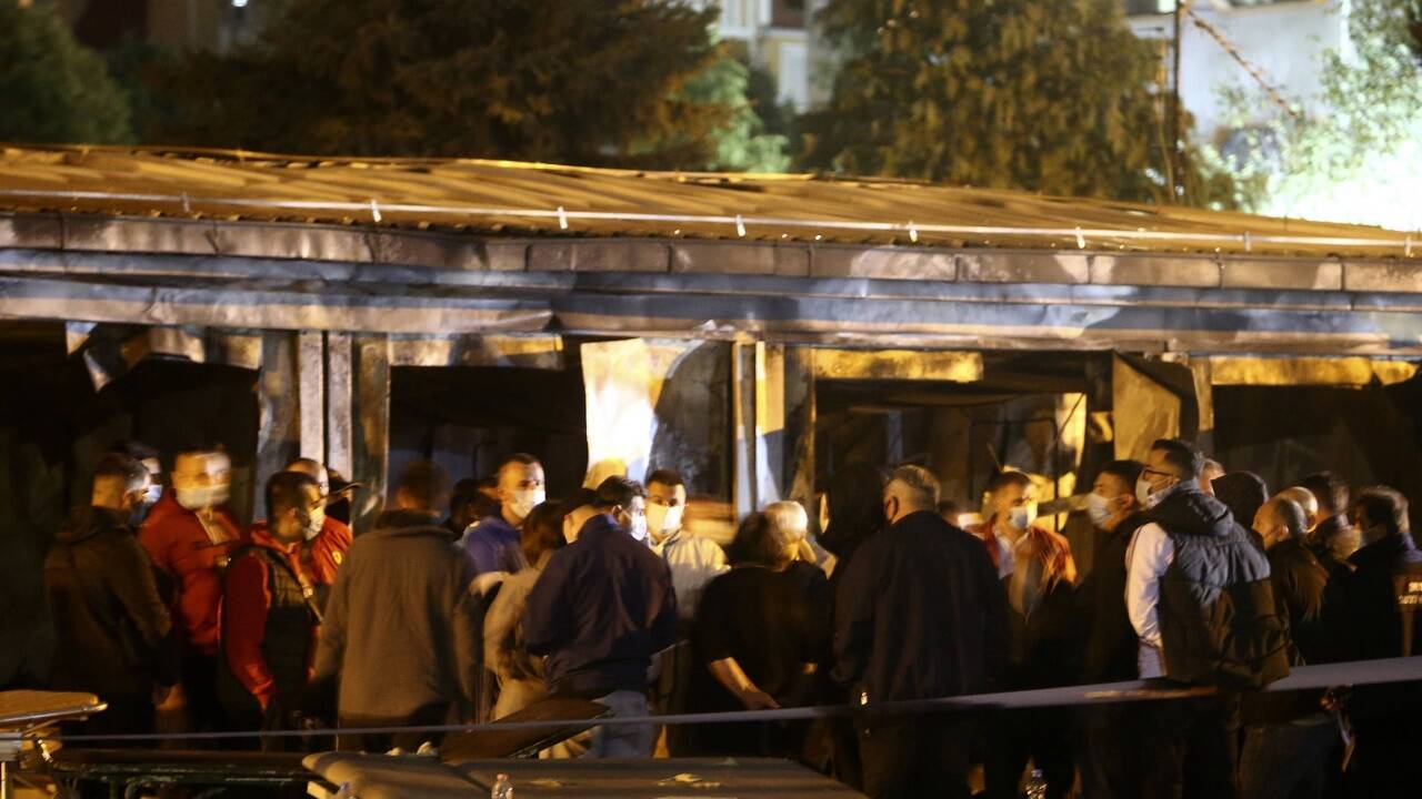 Tödliches Inferno - das abgebrannte Behelfskrankenhaus in Tetovo. Tödliches Inferno - das abgebrannte Behelfskrankenhaus in Tetovo.