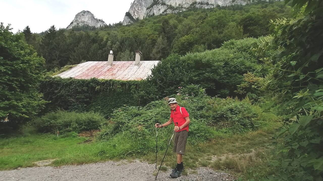 Wilfried Loos erkundet den Weg zum Barmstein.  