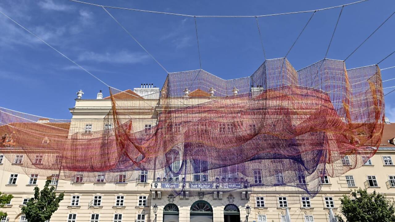 Kunstinstallation "Earthtime 1.78" im Museumsquartier Kunstinstallation 'Earthtime 1.78' im Museumsquartier