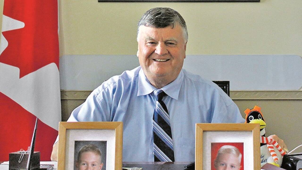 Der damalige Bürgermeister Elliott.  