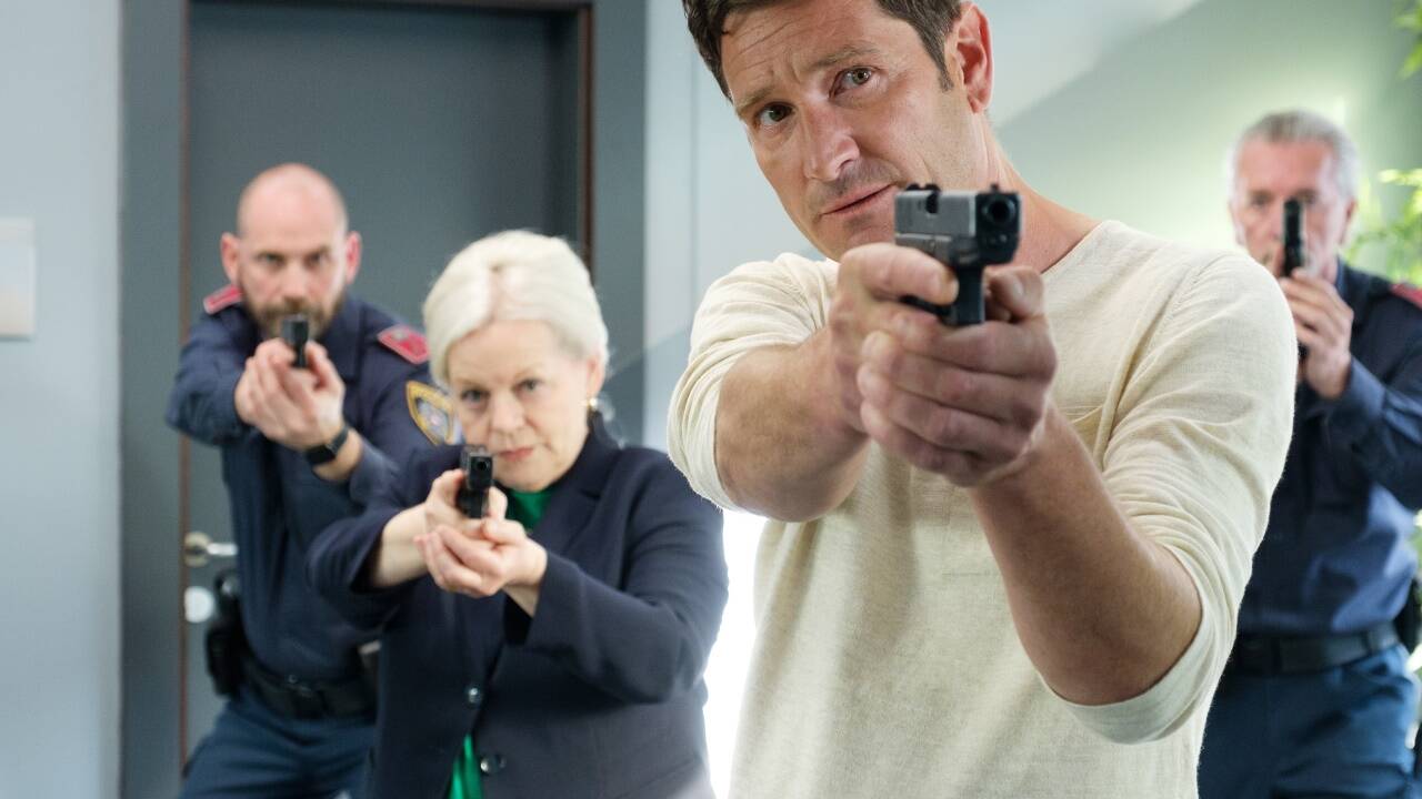 Andreas Kiendl als „Soko Donau“-Ermittler mit seinem stets schussbereiten Team. 