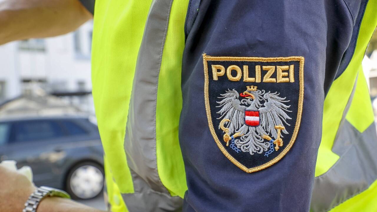 Als die Polizei bei einem 66-jährigen Tiroler vor der Tür stand, flog der Fall von Sozialleistungsbetrug auf (Symbolbild). Als die Polizei bei einem 66-jährigen Tiroler vor der Tür stand, flog der Fall von Sozialleistungsbetrug auf (Symbolbild).