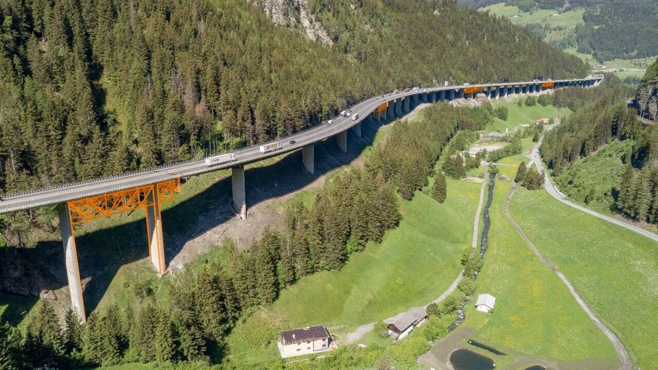 Die Luegbrücke aus dem Jahr 1968 auf der Brennerautobahn benötigt bis 2022 Stützen (in Orange eingezeichnet) als zusätzliche Sicherheit. 