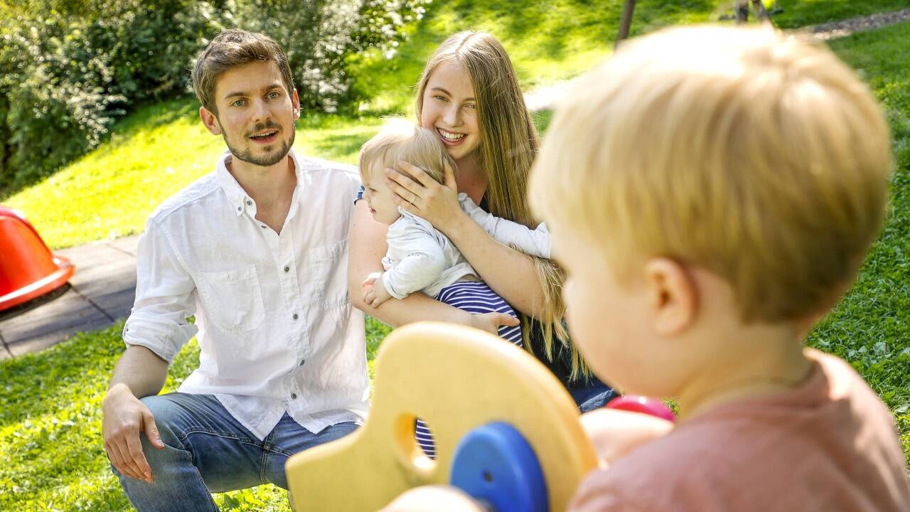 Samuel Kok und seine Lebensgefährtin Helena Elsenwenger können den Betreuungsplatz für ihren Sohn Emil (vorn) behalten. „Die betroffenen Familien stellt der Verlust des Platzes vor große Herausforderungen“, sagen sie.  