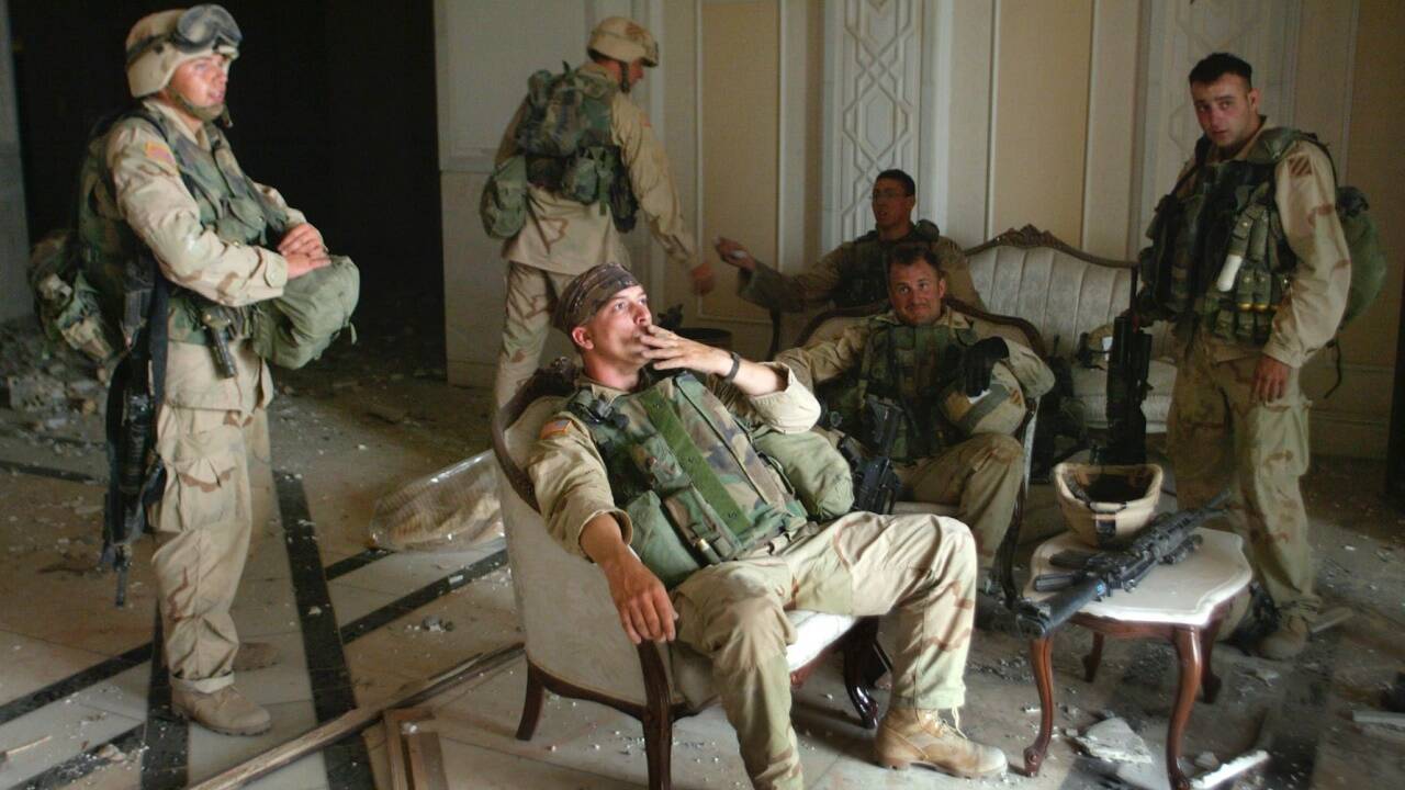 Die Arroganz des Westens: US-Soldaten im Palast des irakischen Diktators Saddam Hussein nach dessen Sturz. Die Arroganz des Westens: US-Soldaten im Palast des irakischen Diktators Saddam Hussein nach dessen Sturz.