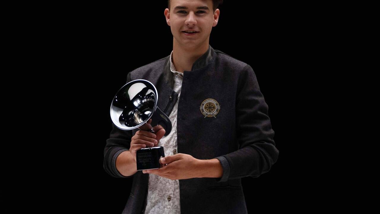 Mit „Zefix, i steh auf di“ wurde Chris Steger zum jüngsten Amadeus-Preisträger. Mit „Zefix, i steh auf di“ wurde Chris Steger zum jüngsten Amadeus-Preisträger.