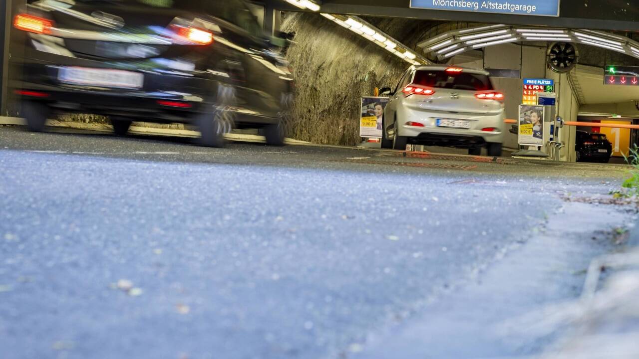 Die Parkgaragengesellschaft jubelt auch dank Schlechtwetter über den besten Sommer in der Geschichte. An 10 Tagen im Juli und 27 Tagen im August stand die Ampel bei der Garageneinfahrt in den Mönchsberg aufgrund von Vollauslastung auf Rot. Die Parkgaragengesellschaft jubelt auch dank Schlechtwetter über den besten Sommer in der Geschichte. An 10 Tagen im Juli und 27 Tagen im August stand die Ampel bei der Garageneinfahrt in den Mönchsberg aufgrund von Vollauslastung auf Rot.