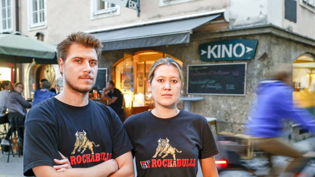 Heidi und Martin vor ihrem Lokal in der Kaigasse. Die dunkelgrüne Markise haben sie von ihrem Vorgänger geerbt. Doch das ist nicht das Einzige, woran es sich gerade spießt. 