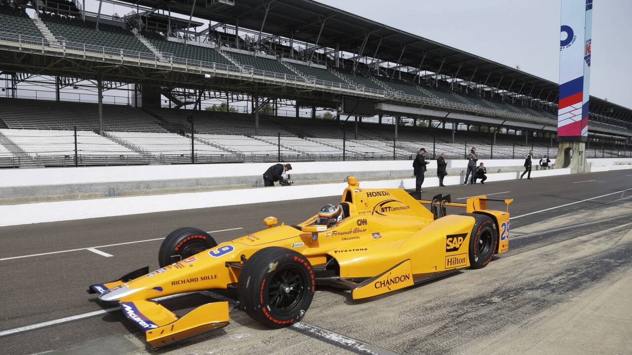 In einer anderen Welt: Fernando Alonso in Indianapolis. In einer anderen Welt: Fernando Alonso in Indianapolis.