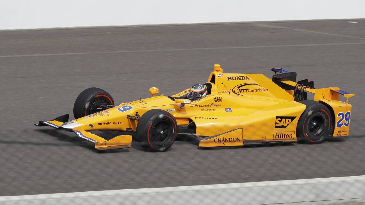 In einer anderen Welt: Fernando Alonso in Indianapolis. In einer anderen Welt: Fernando Alonso in Indianapolis.