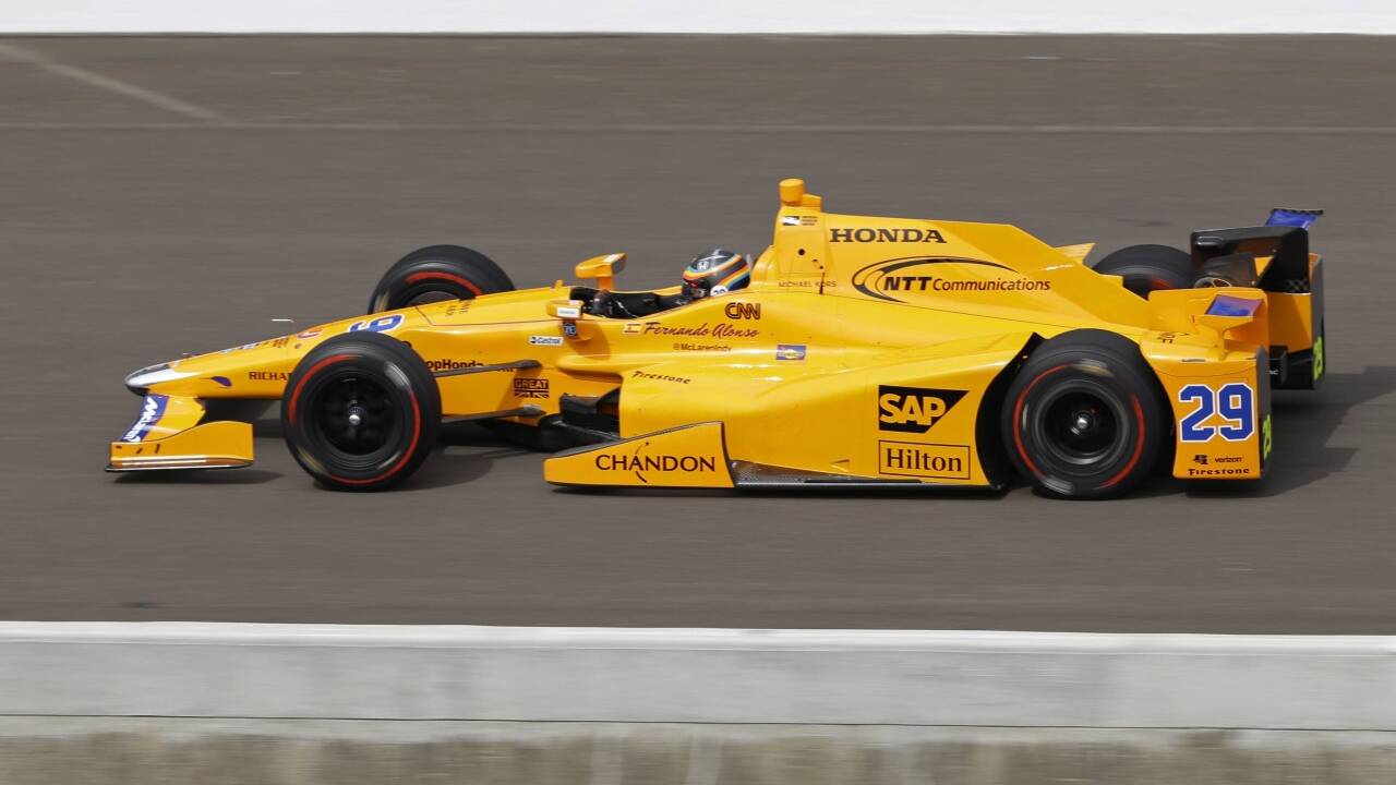 In einer anderen Welt: Fernando Alonso in Indianapolis. In einer anderen Welt: Fernando Alonso in Indianapolis.