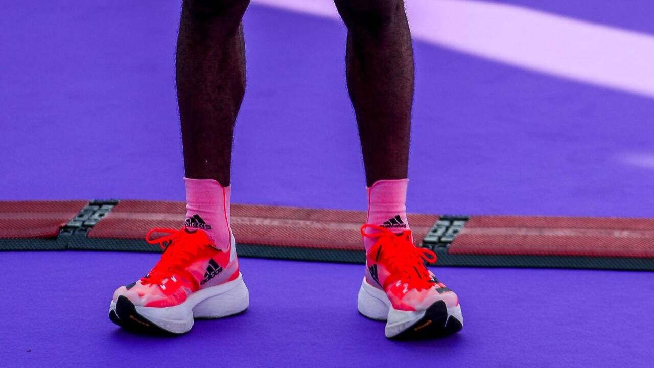 Die Schuhe entsprachen nicht den Regeln. 
