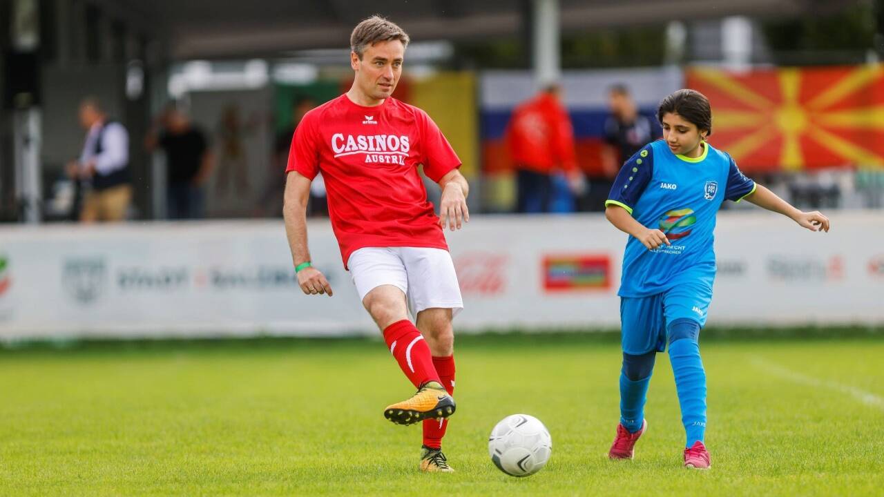 SPÖ-Gemeinderat Wolfgang Gallei beim Auftaktspiel gegen das syrisch-arabische Damenteam.  