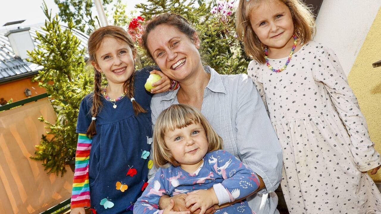 Simone Vierlinger – im Bild mit ihren Töchtern Clara, Lucia und Flora – verkörpert seit 2009 die Maria im Salzburger Adventsingen. Dass sie heuer kurzfristig von der Besetzungsliste gestrichen wurde, stößt ihr sauer auf.  