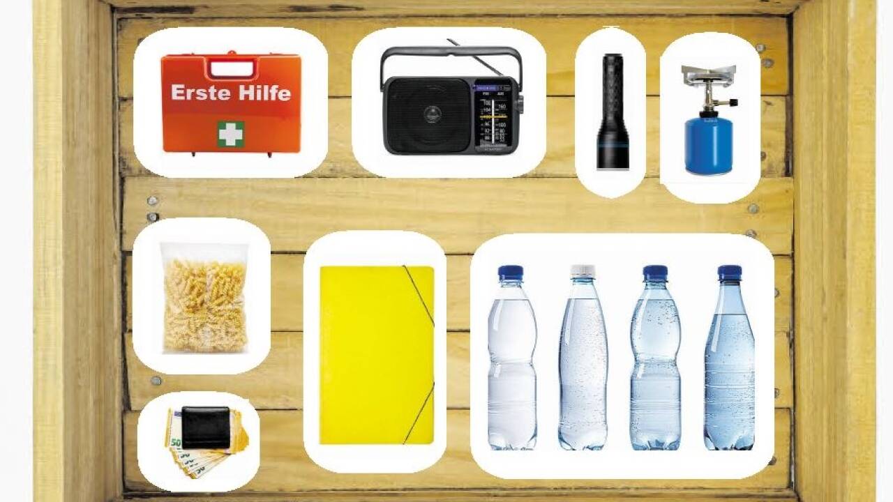 Verbandszeug und Medikamente, Geld und die wichtigsten Dokumente, Taschenlampen, vor allem aber viel haltbares Essen und große Mengen Wasser – das sollte man sicherheitshalber vorrätig haben. Und auch ein Batterieradio wäre praktisch.  