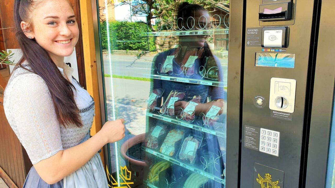 Hannah kontrolliert die „Genuss-Station“ beim Anifer Schlosswirt. 
