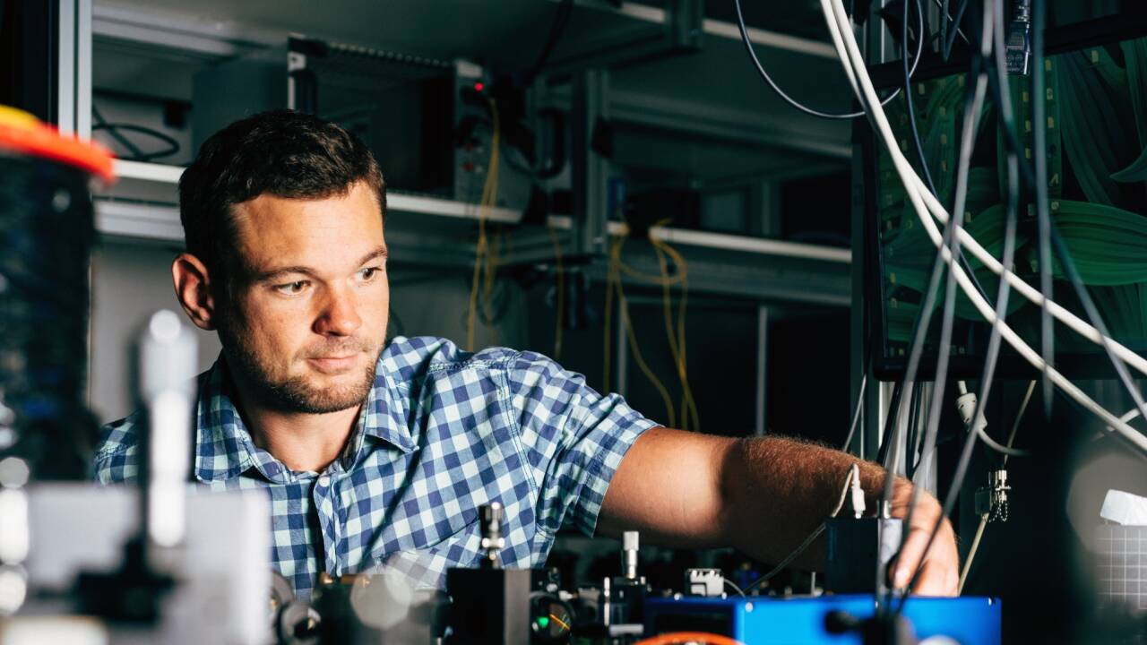 Erstautor Matthias Fink im Quantenlabor am Institut für Quantenoptik und Quanteninformation der Österreichischen Akademie der Wissenschaften. 