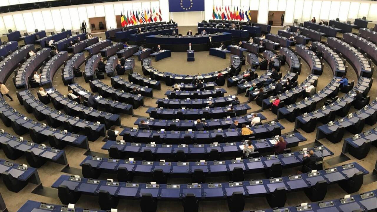 Noch ist der Sitzungssaal so gut wie leer, er wird sich am Dienstag nur spärlich füllen.  Noch ist der Sitzungssaal so gut wie leer, er wird sich am Dienstag nur spärlich füllen.