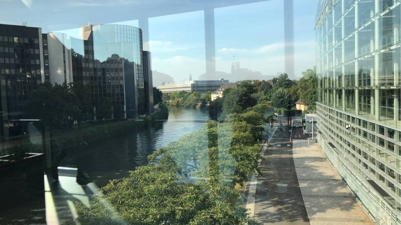 Futuristische Ausblicke auf einen Arm der Ill, der Fluss, der durch Straßburg fließt.  Futuristische Ausblicke auf einen Arm der Ill, der Fluss, der durch Straßburg fließt.