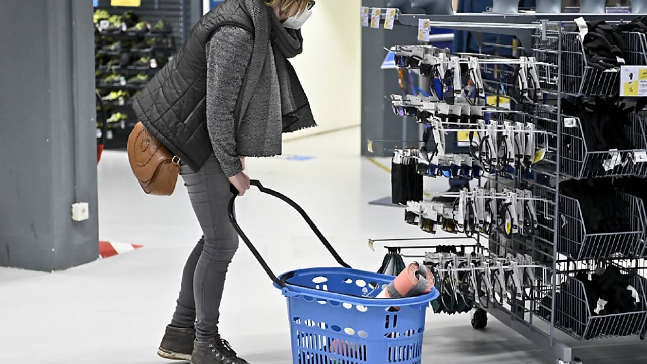 Die Ware ins Körberl, die Maske über die Nase - So ist es richtig 