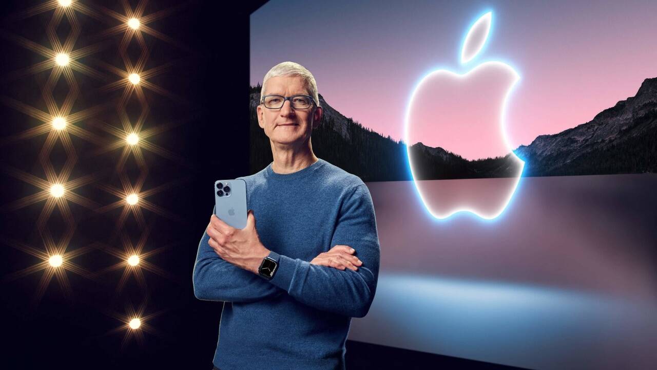Apple-Chef Tim Cook mit dem iPhone 13 Pro Max.  