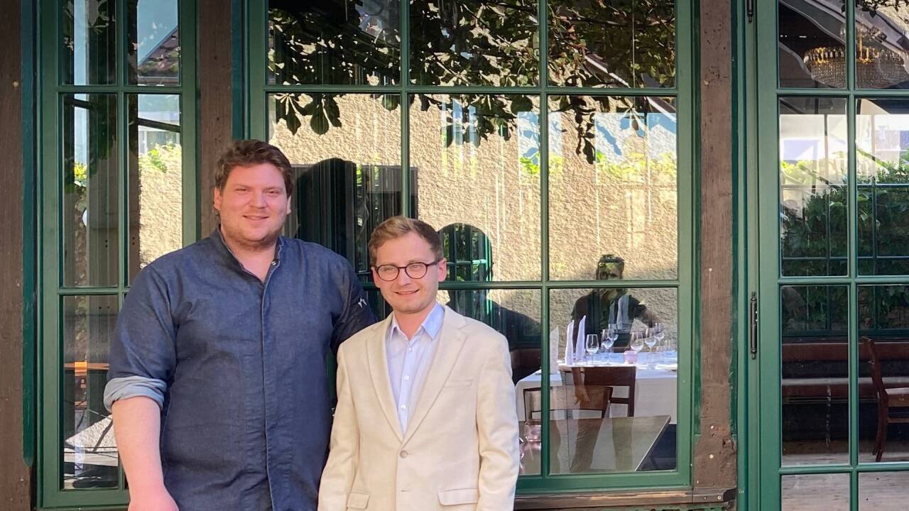 Daniel Schiller (r.) führt die Riedenburg, Christoph Mayer hütet die Küche. 