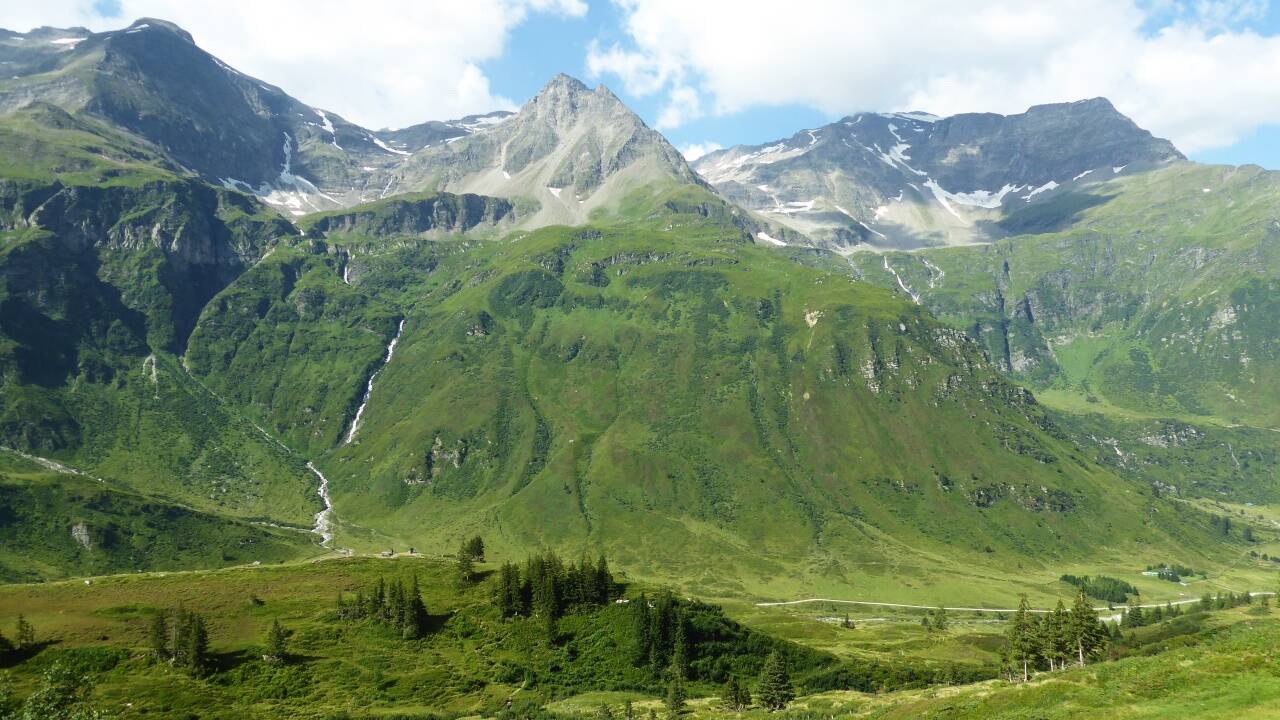 Der Abstieg Richtung Nassfeld mit Blick auf das Schareck (re.). 