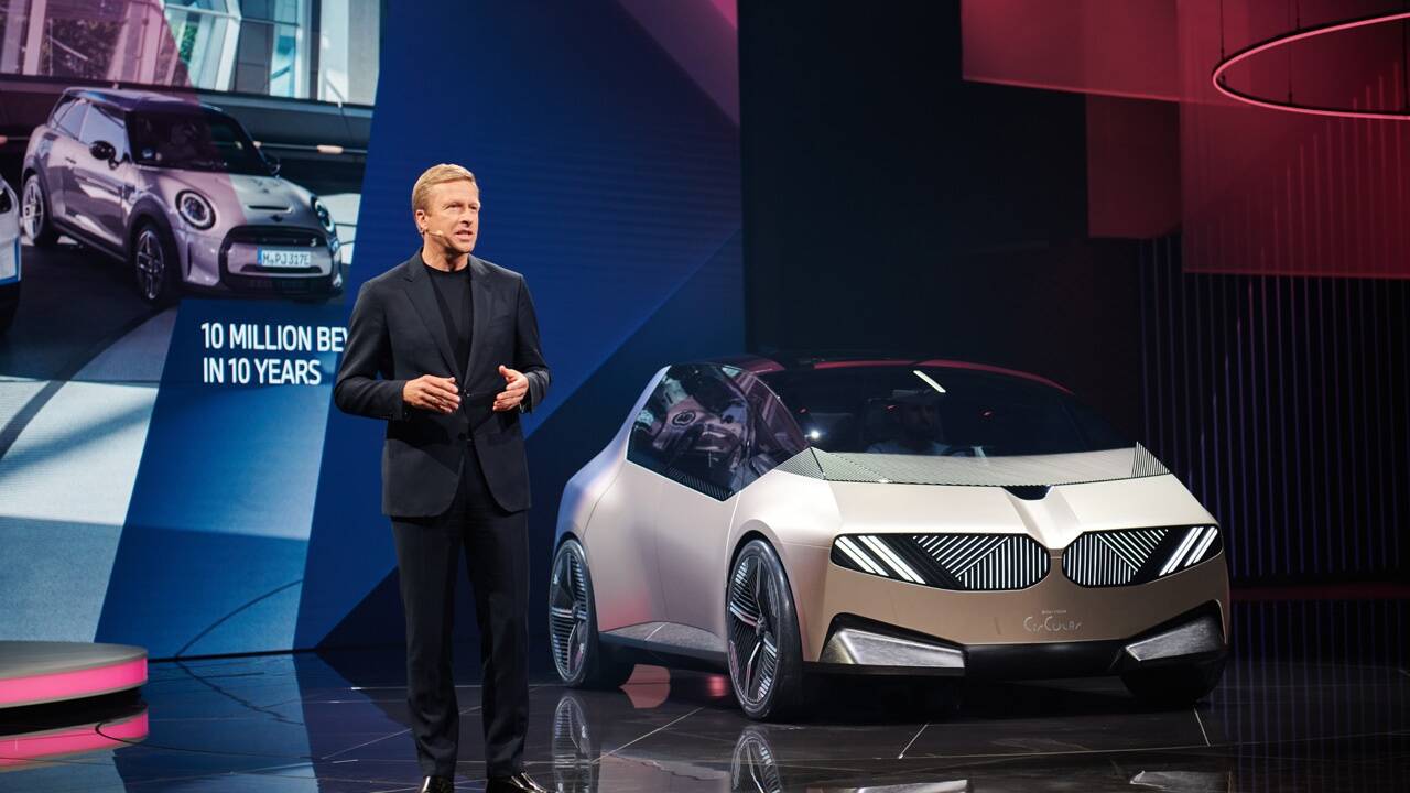 BMW-Vorstandsvorsitzender Oliver Zipse mit der Studie Vision Circular. 