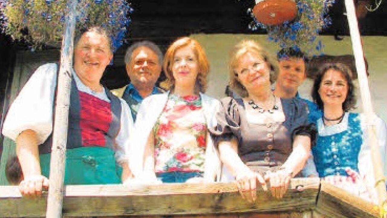 Langer (3. v. li). hat auch aus der Heimat berichtet – im Bild 2006 aus Stuhlfelden mit Aktivsten des Vereins „Tauriska“.  