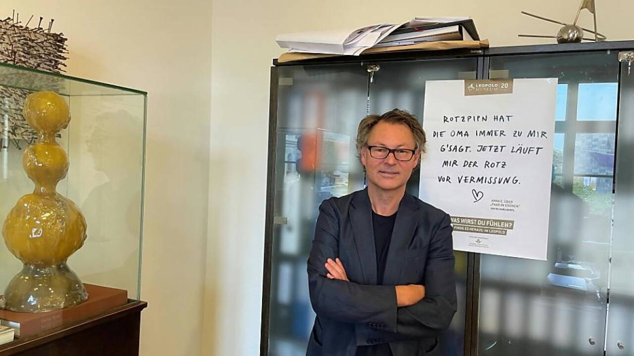 Leopold-Museum-Direktor Wipplinger vor Sujet der neuen Werbekampagne 