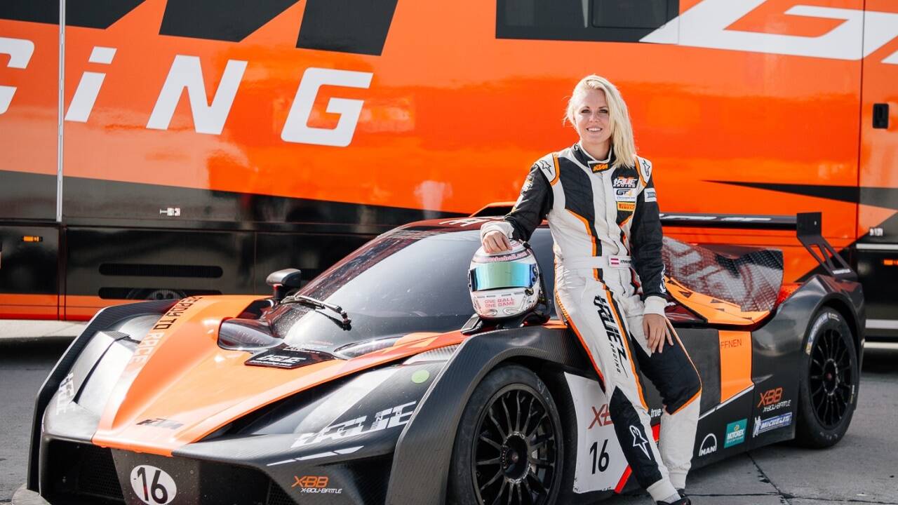 Die Salzburgerin Laura Kraihamer macht als KTM-Werkspilotin Karriere. 