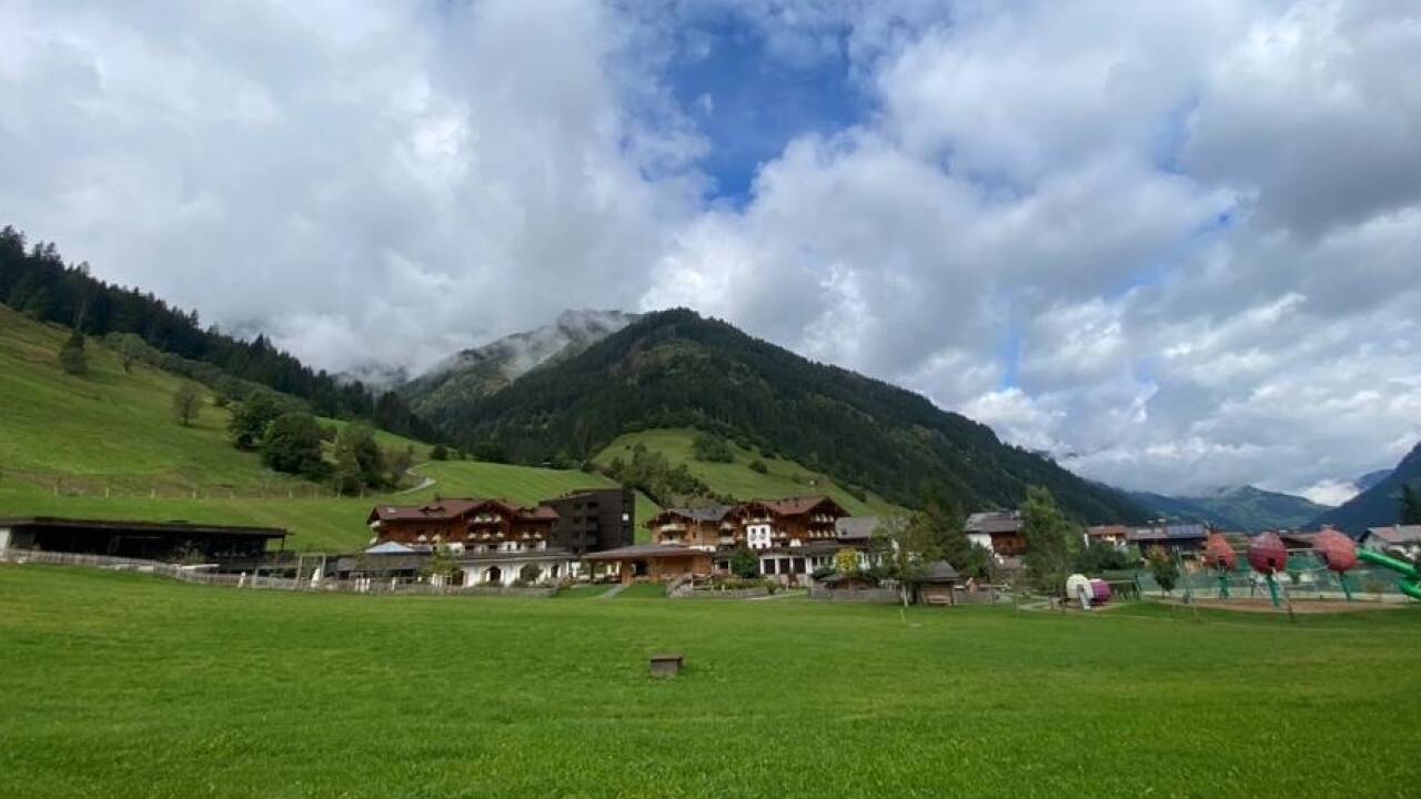 Rund um einen bestehenden (Bild) und einen geplanten neuen Hubschrauberlandeplatz gibt es in Großarl heiße Diskussionen.  