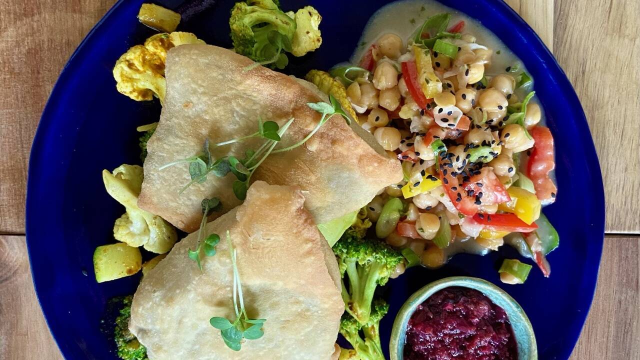 Im Tula kommt von Dienstag bis Samstag ein Gericht des Tages auf den Tisch. Im Bild indische Teigtaschen auf pikantem Currygemüse, Chutney und Kichererbsensalat.  
