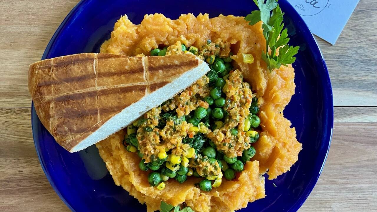 Im Tula kommt von Dienstag bis Samstag ein Gericht des Tages auf den Tisch. Im Bild Gemüsemix auf Tansanischem Süßkartoffelstampf mit Paprikasalsa und hausgemachtem Fladenbrot.  