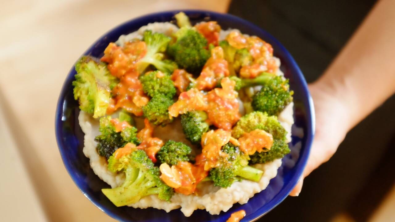 Im Tula kommt von Dienstag bis Samstag ein Gericht des Tages auf den Tisch. Im Bild Gewürzbrokkoli auf weißem Bohnenmus mit Paprika-Mandel-Salsa.  