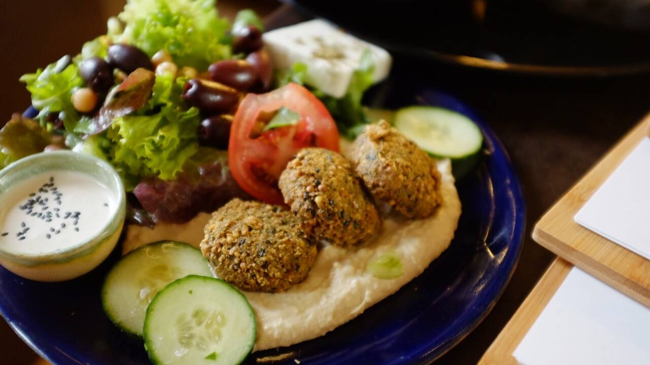 Im Tula kommt von Dienstag bis Samstag ein Gericht des Tages auf den Tisch. Im Bild der Gruß aus dem Orient. Die Falafel sind hausgemacht.  