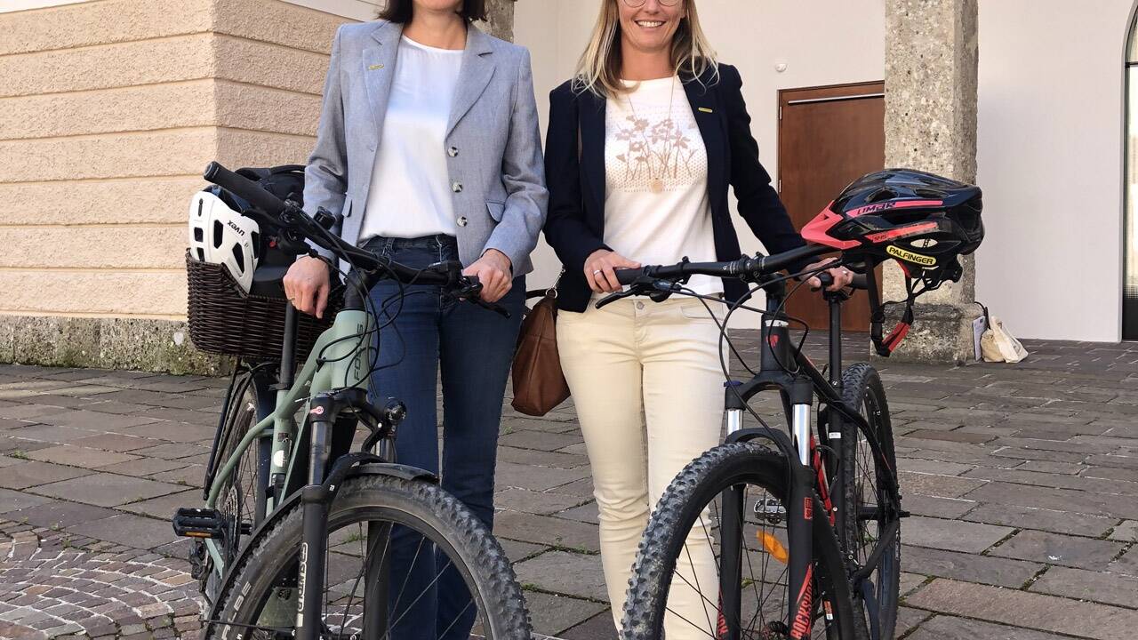 Nahmen den VCÖ-Mobilitätspreis entgegen: Claudia Eigenherr-Tschugmell (l.) und Eveline Kriechhammer von Palfinger. 