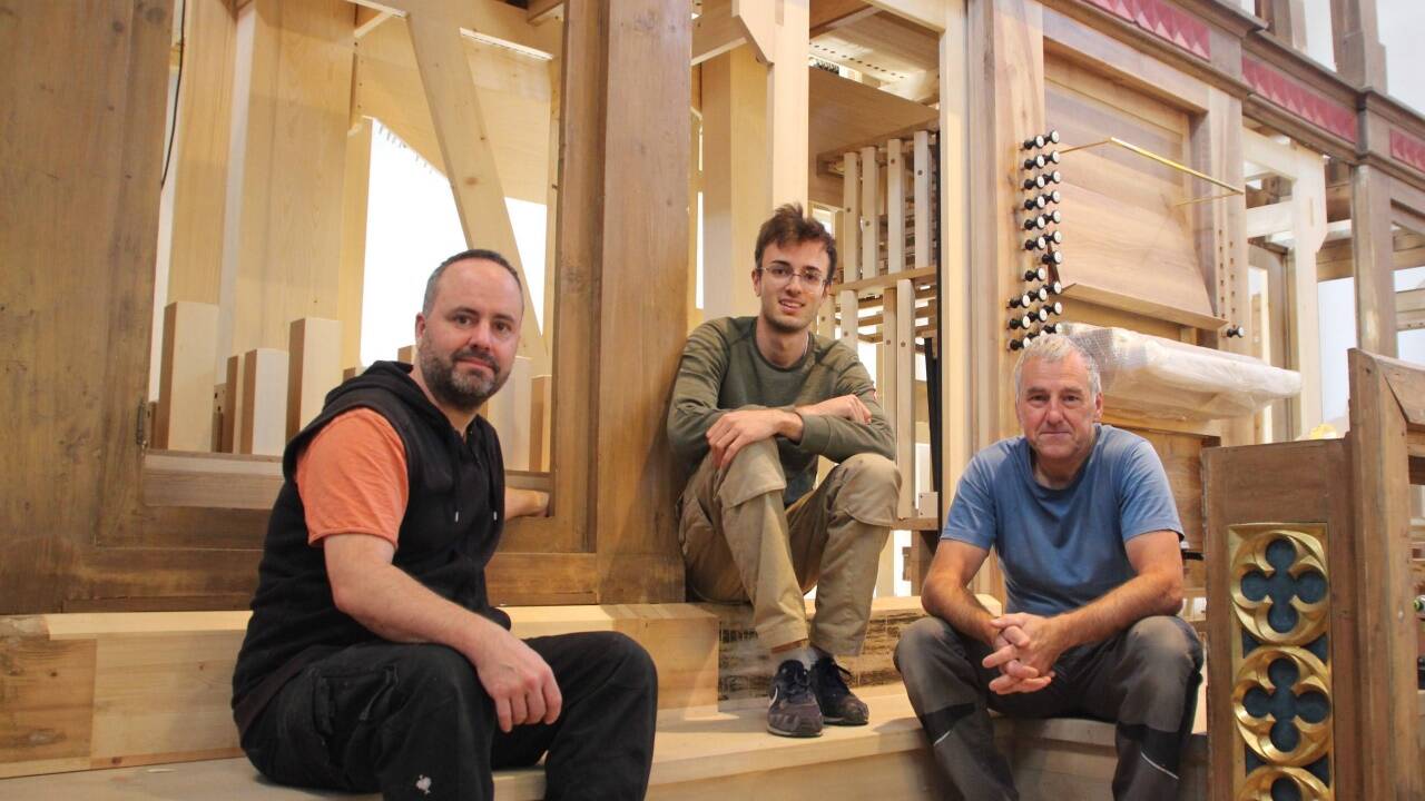Tilman Trefz, Mathias Jung und Maximilian Benzing (v. l.) beim Aufbau des Orgelgehäuses in der Pfarrkirche Saalfelden. Tilman Trefz, Mathias Jung und Maximilian Benzing (v. l.) beim Aufbau des Orgelgehäuses in der Pfarrkirche Saalfelden.