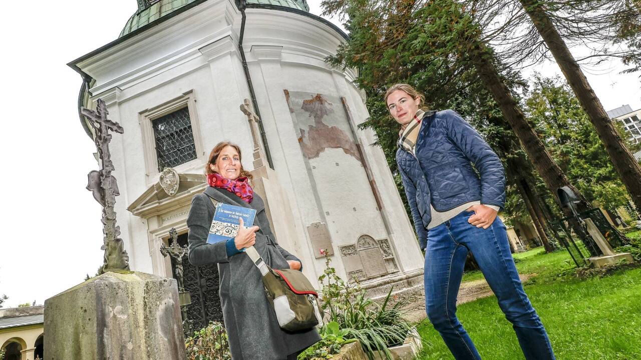 Bauhistorikerin Dagmar Redl-Bunia und Restauratorin Elisa Jäger vor dem Mausoleum von Wolf Dietrich. Am Sonntag laden sie Interessierte zu Führungen ein.  