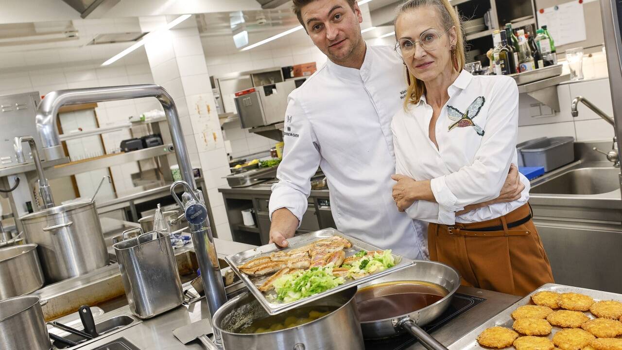 Heidrun Leikermoser mit Küchenchef Rudolf Schlager. Heidrun Leikermoser mit Küchenchef Rudolf Schlager.