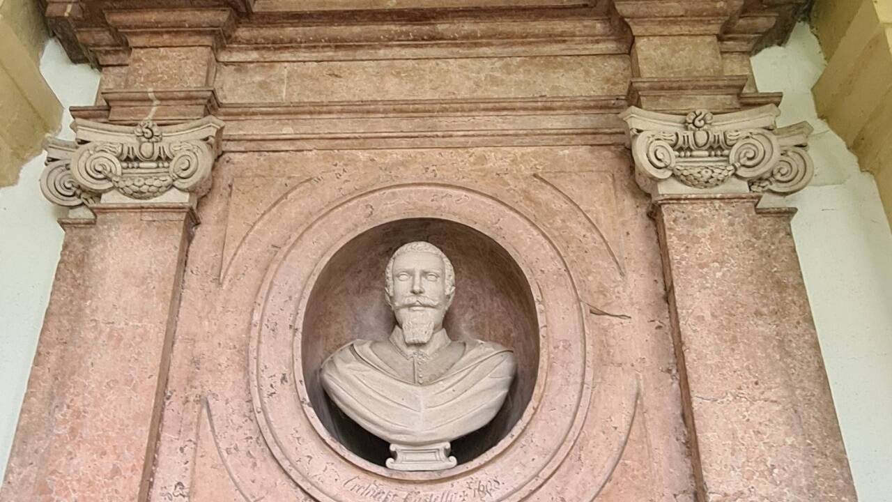 Der italienische Architekt Elia Castello hatte den um 1600 errichteten Rundbau geplant. Castello ist ebenfalls am Sebastiansfriedhof begraben.  