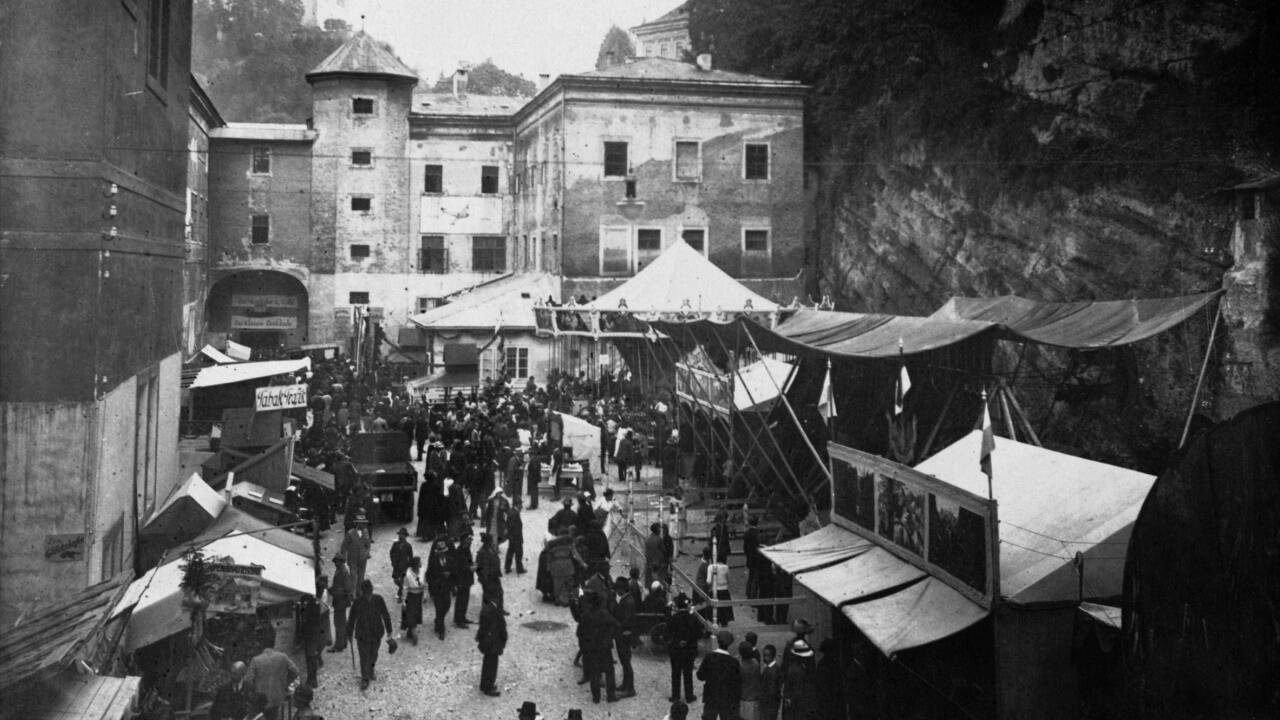1925 fand die Dult im Innenhof der Hofstallkaserne statt, wo heute das Festspielhaus steht.  